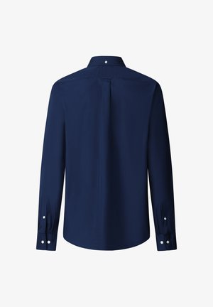 Camisa de manga larga azul marino con cuello clásico, cierre de botones y mangas con puños, hecha de una tela suave con un diseño elegante.