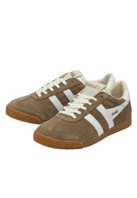 Bruna mockaskor med vita ränder och snörning. Har en texturerad gummisula och 'Gola'-logotyp på tungan och sidan.