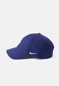 Gorra de béisbol de algodón azul marino con visera curva, logo de Nike bordado en blanco en el lateral y ojales de ventilación en la corona.
