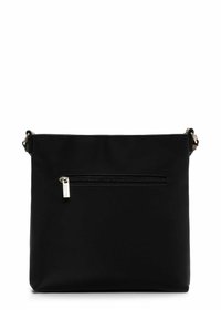 Borsa a tracolla nera con finitura texturizzata, presenta una tasca frontale con zip e un tirazip in metallo lucido, tracolla regolabile e design minimalista.