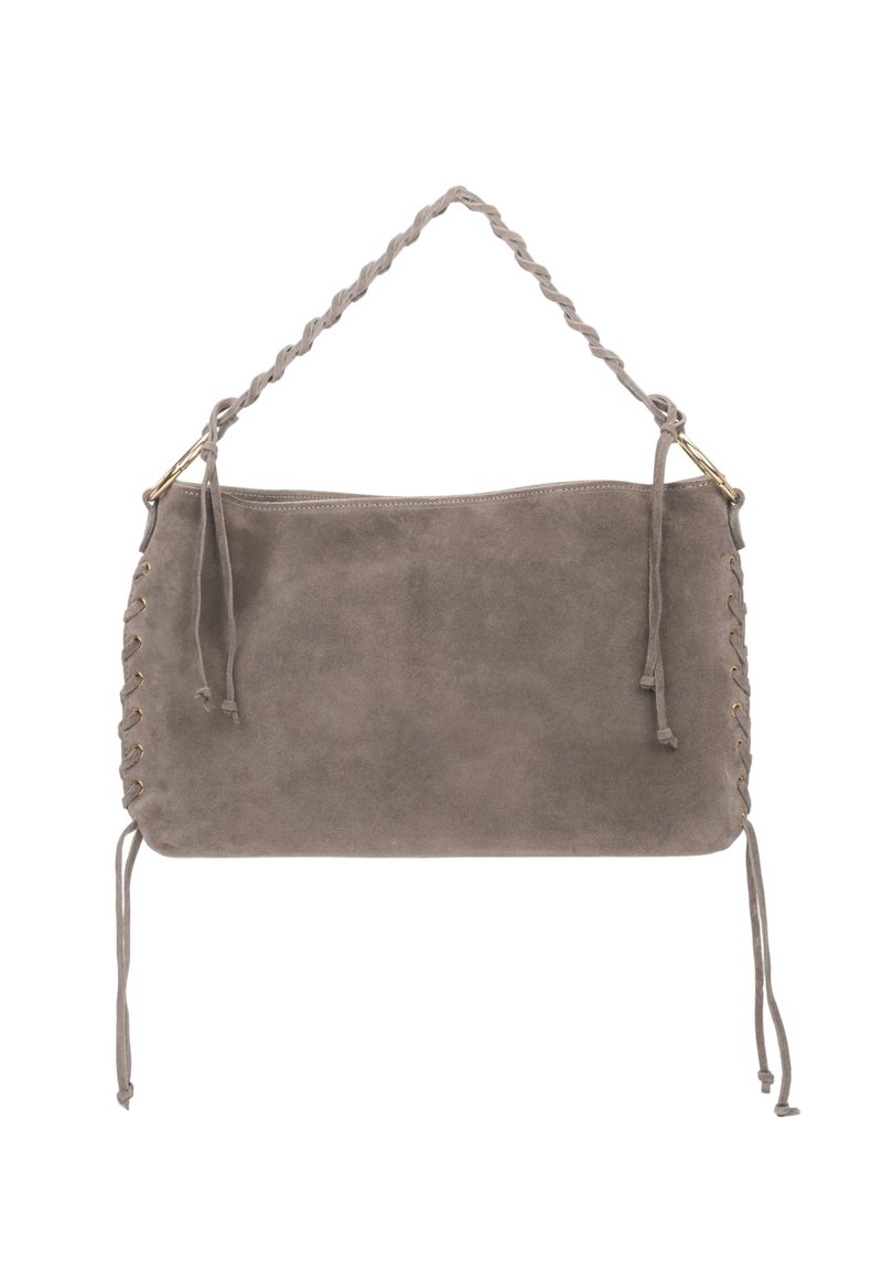 Grijze suede handtas met een gevlochten handvat, voorzien van gouden hardware en een vetersluiting aan een zijde. Glad textuur en minimalistisch ontwerp.