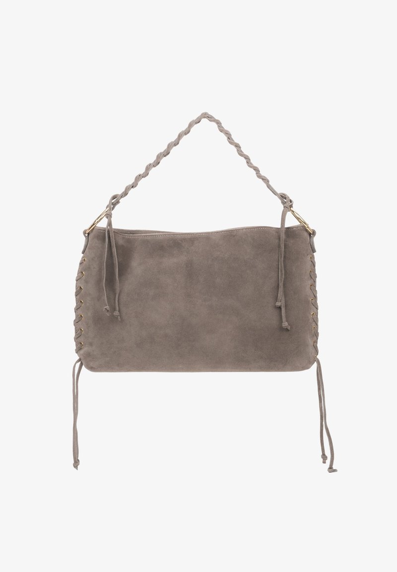 Grijze suede handtas met een gevlochten handvat, voorzien van gouden hardware en een vetersluiting aan een zijde. Glad textuur en minimalistisch ontwerp.