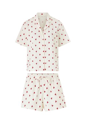 Weißes kurzärmeliges Hemd mit Knöpfen und Shorts mit elastischem Bund, bedruckt mit einem Muster aus roten Herzen.