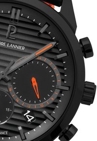 Černé chronografické hodinky s texturovaným ciferníkem, oranžovými akcenty a stříbrnými ručičkami. Mají okno pro datum a více subciferníků pro sledování času.