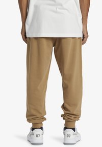 DC Shoes HAMPDEN JOGGING MIT ELASTISCHEM BUND - Jogginghose - clm0 kelp