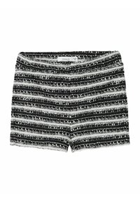 Pantaloni corti a righe bianche e nere in un tessuto testurizzato, con strisce di larghezze variabili e un orlo sfilacciato. Etichetta del marchio visibile all'interno.