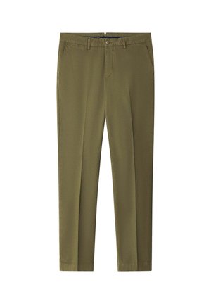 Pantalones verde oliva hechos de tela suave, con piernas rectas, trabillas para el cinturón y cremallera con cierre de botón.