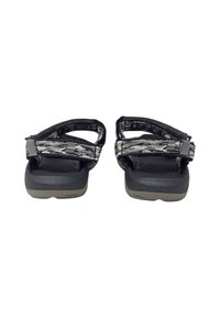 Mustat ja harmaat urheilusandaalit, joissa on säätöremmit, teksturoitu pohja ja tukeva harmaa pohja, jossa on pieni kaarevuus kantapäässä.