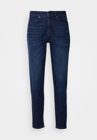 Jean denim slim bleu foncé avec poches avant et passants de ceinture, présenté sur un fond blanc uni.