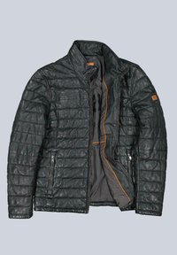 Gesteppte schwarze Lederjacke mit hohem Kragen, Reißverschluss vorne und orangefarbenem Innenfutter. Verfügt über zwei seitliche Reißverschlusstaschen und eine strukturierte Oberfläche.