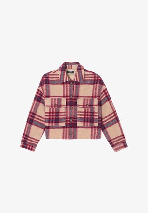 Geknipte flanellen jas met een rood en blauw ruitpatroon op een beige achtergrond. Bevat twee voorzakken en een knoopsluiting. Zachte textuur.