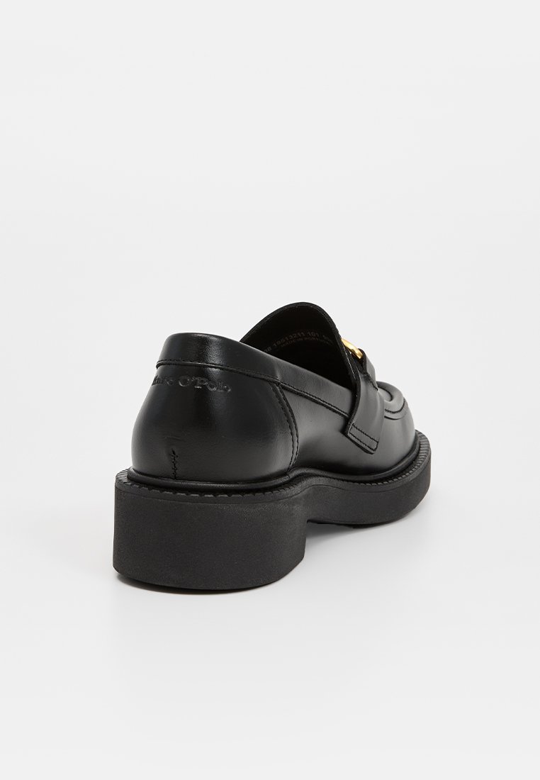 Schwarze Lederschuhe mit niedrigem Blockabsatz, runder Zehenform und einem dekorativen Riemen über dem Rist, glatte Textur, minimale Nähte.