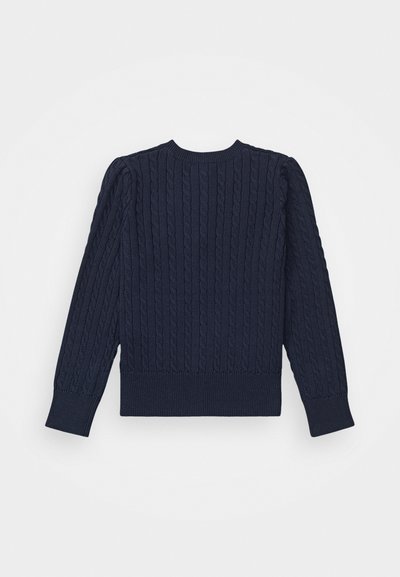 Marineblau gestrickter Pullover mit strukturiertem Zopfmuster, langen Ärmeln sowie gerippten Bündchen und Saum. Rückansicht dargestellt.