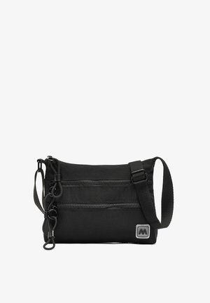 Čierna crossbody taška vyrobená z odolného materiálu. Obsahuje dva predné vrecká na zips a nastaviteľný popruh. Štvorcové logo na boku.