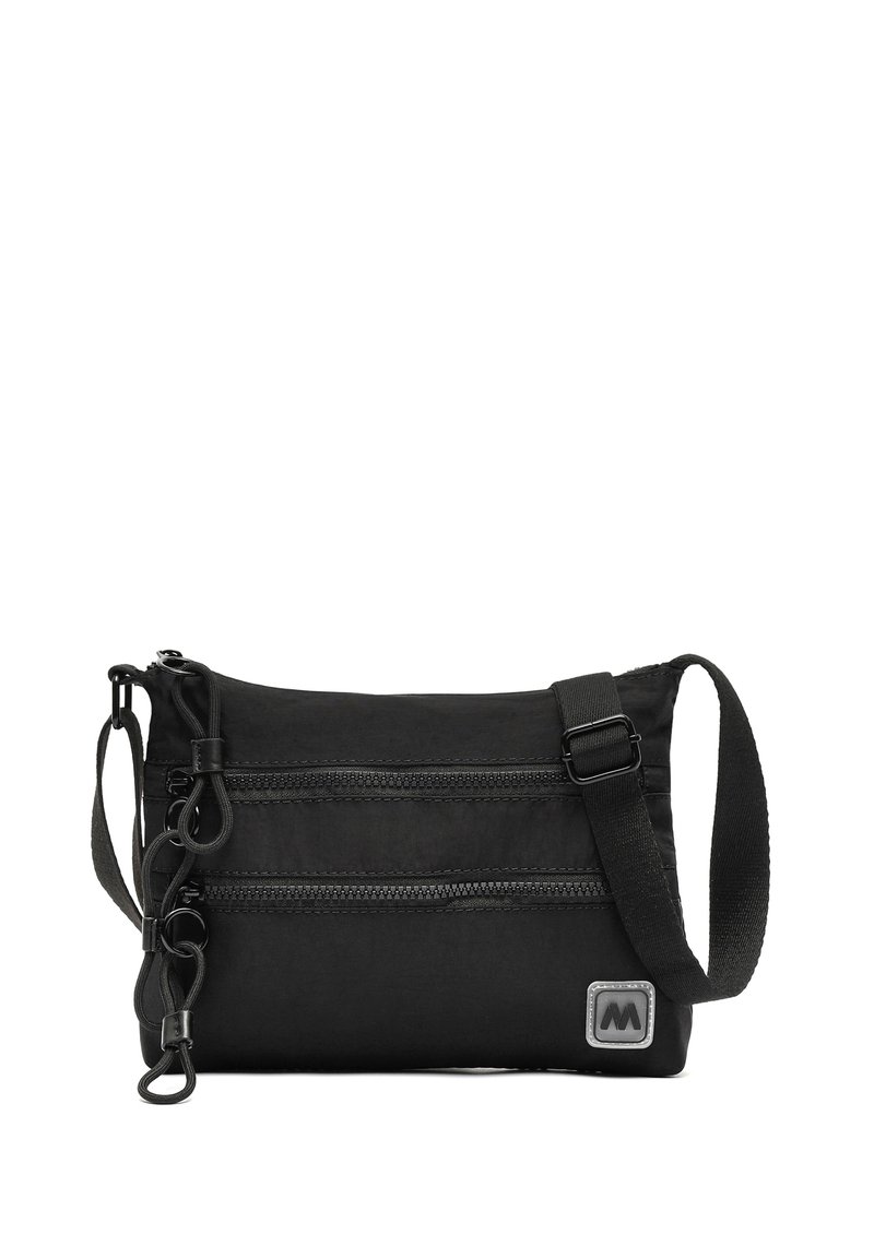 Czarna torba na ramię wykonana z trwałego materiału. Posiada dwie przednie kieszenie z zamkiem błyskawicznym oraz regulowany pasek. Kwadratowe logo z boku.