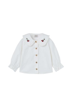Chemise blanche à boutons avec un col froncé, dotée d'une broderie de cerises rouges, de manches longues avec des poignets élastiques et de boutons en bois sur le devant.