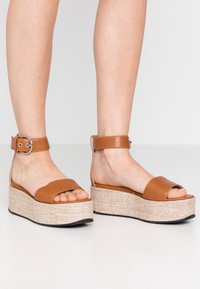 Vagabond Platform sandals - tan