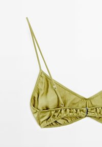 Oliven grøn satin bralette med tynde justerbare stropper, trekantede kopper, samlet tekstur og sølv metal hardware i midten.