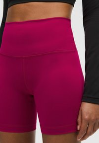 Pantalones cortos de talle alto y ajuste ceñido en un vibrante fucsia. Hechos de un material suave y elástico con costuras planas y una cintura ancha para mayor comodidad.