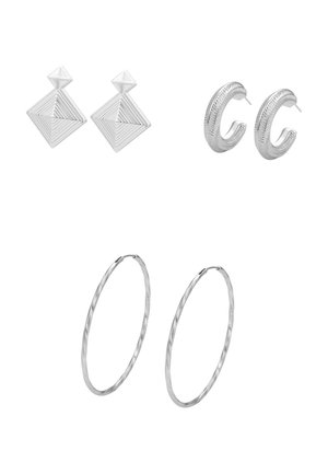 Tres pares de pendientes plateados: en la parte superior izquierda, pendientes de botón geométricos cuadrados; en la parte superior derecha, pequeños aros texturizados; en la parte inferior, aros grandes y delgados con textura sobre fondo blanco.