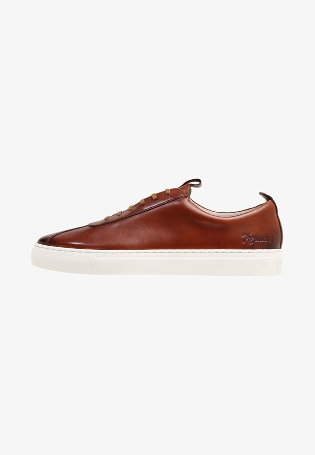 Trainers - tan handpainted