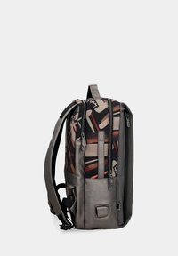 Rucksack mit einem geometrischen, mehrfarbigen Muster auf dem Stoff, ausgestattet mit einem grauen Lederboden und zwei Reißverschlussfächern. Verstellbare Schulterriemen.