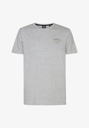 Camiseta gris de manga corta hecha de una suave mezcla de algodón, con cuello redondo y un pequeño logotipo en la parte izquierda del pecho. Diseño sencillo.