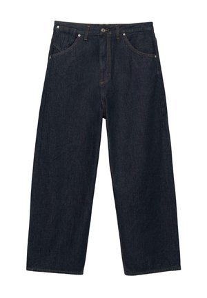 Jean denim bleu foncé à jambes larges, avec cinq poches, fermeture à boutons et surpiqûres orange visibles.