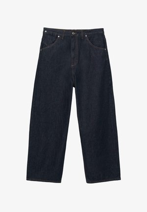 Jeans di denim blu scuro a gamba larga con cinque tasche, chiusura con bottone e cuciture arancioni visibili.