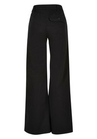 Czarne szerokie spodnie wykonane z bawełny, z tylną kieszenią z guzikiem i gładką teksturą.