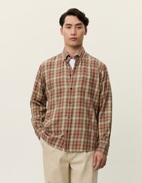 Καφέ και μπεζ καρό πουκάμισο με κουμπιά, διαθέτει γιακά και μακριά μανίκια. Υφασμάτινη σύνθεση με σκούρα κουμπ ιά και τσέπη στο στήθος.