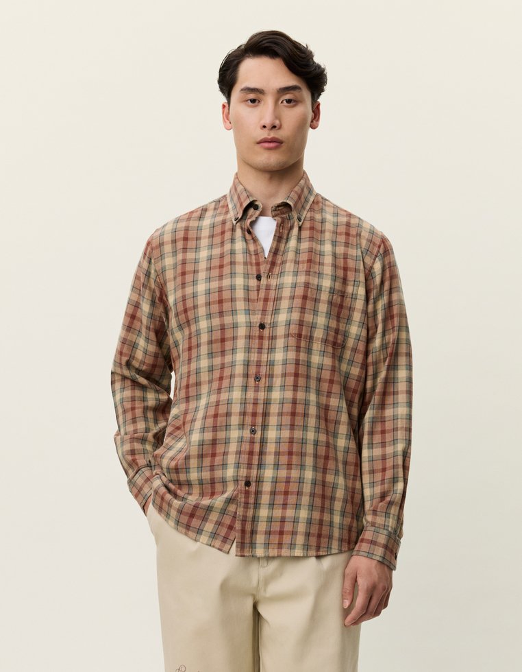 Καφέ και μπεζ καρό πουκάμισο με κουμπιά, διαθέτει γιακά και μακριά μανίκια. Υφασμάτινη σύνθεση με σκούρα κουμπιά και τσέπη στο στήθος.