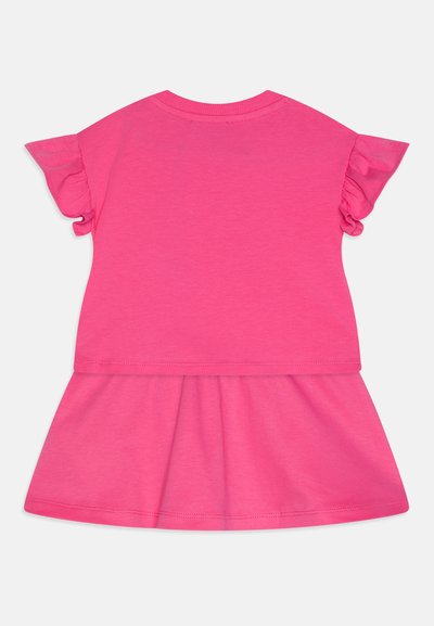 Vestido rosa con un top ajustado y falda acampanada, mangas cortas con volantes y cuello redondo. Hecho de tela suave y elástica.