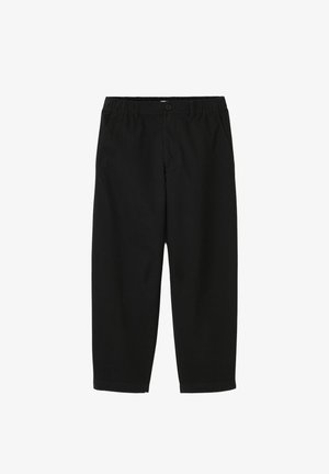 Pantalon noir à jambes droites avec ceinture élastique, fermeture par bouton, passants de ceinture et poches latérales, présenté sur un fond blanc.