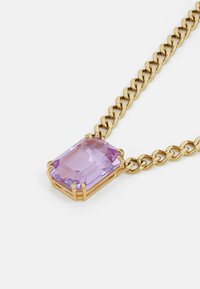 Gouden kettinghalsketting met een grote, gefacetteerde rechthoekige paarse edelsteen, gezet in een gouden bezel met klauwen. Gladde, glanzende afwerking.