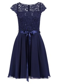 Robe bleu marine avec un corsage en dentelle, manches chauve-souris, et un ruban en satin noué à la taille ; jupe fluide avec des tissus superposés.
