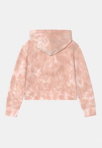 Gekürzter pink-weißer Batik-Hoodie mit langen Ärmeln, gerippten Bündchen und Kapuze, von hinten auf einem weißen Hintergrund gezeigt.