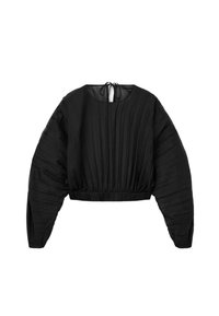 Zwarte cropped blouse met geplooid textuur, wijd lange mouwen en een striksluiting aan de achterkant. Glad materiaal met een elastische tailleband.