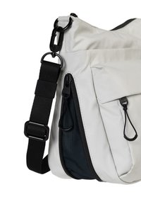 Borsa a spalla in tessuto grigio con finitura texturizzata, dotata di una tracolla nera regolabile e dettagli con tasche con zip.