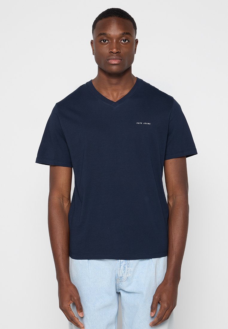 Camiseta de algodón azul marino con escote en V y mangas cortas. Presenta un pequeño logotipo blanco de "Pepe Jeans" en la zona del pecho izquierdo.