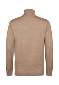 Pull en maille beige avec col montant côtelé. Il présente des manches longues et un ourlet ajusté. Texture lisse, sans motifs ni accessoires visibles.