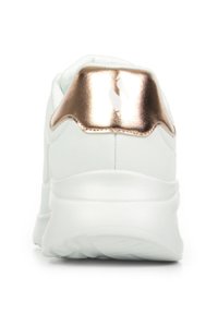 Sneaker bianco visto da dietro con suola spessa e linguetta sul tallone in metallo rosa oro con un logo sottile.