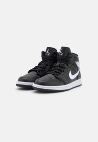 Schwarze Leder High-Top Sneaker mit weißen Akzenten, perforierter Zehenbox und Logodetails. Gummisohle mit weißem Näht.