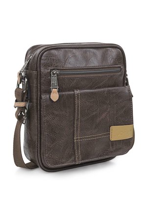 Bolso cruzado de imitación cuero marrón con cierre de cremallera en la parte superior, bolsillo frontal, costuras en contraste y una etiqueta de cuero con logotipo. Correa ajustable.