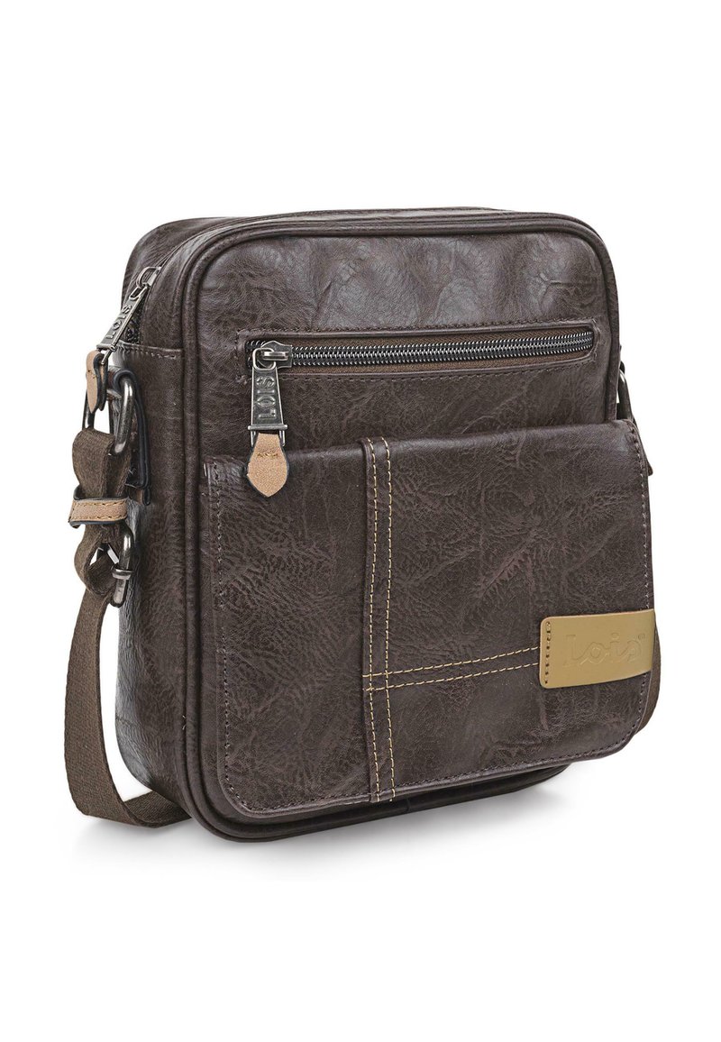 Bolso cruzado de piel marrón con acabado texturizado, bolsillo frontal con cremallera, costuras beige, correa ajustable y etiqueta con logotipo en la parte delantera.