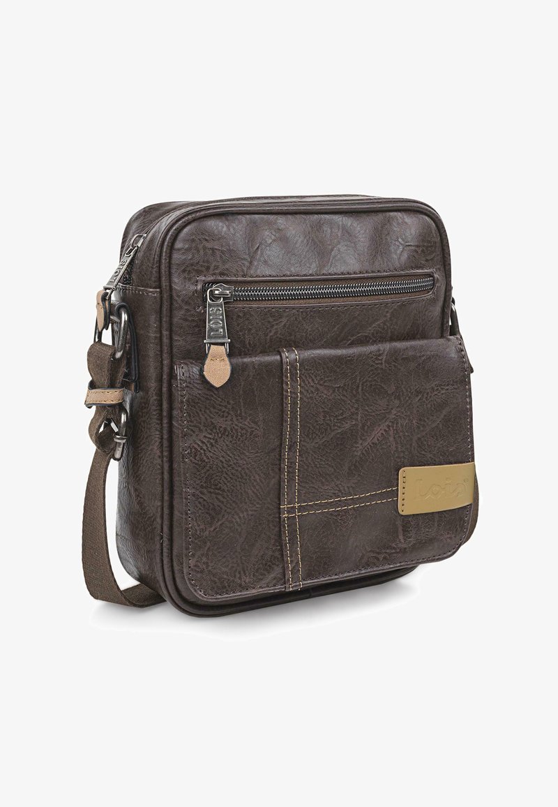 Bolso cruzado de piel marrón con acabado texturizado, bolsillo frontal con cremallera, costuras beige, correa ajustable y etiqueta con logotipo en la parte delantera.