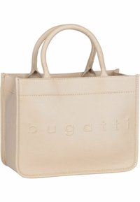 Beige leren tote bag met afgeronde handvatten, geperst logo, strakke lijnen en zichtbare stikdetails. Compact vierkant formaat, minimalistisch ontwerp.