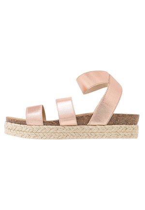 Rosenfarvede metallic sandaler med to brede stropper og en ankelrem, der har en korkfod og en vævet jute platformssål.