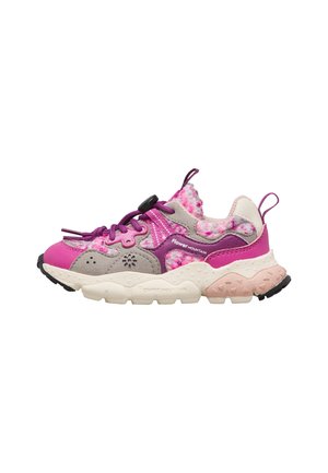 Sneaker rosa e grigia con motivo floreale, suola bianca spessa, lacci viola, linguette per tirare e marchio "Flower Mountain" sul lato.