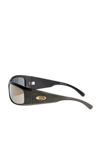 Slnečné okuliare s tmavým rámom a svetlými tónovanými sklami. Majú matnú textúru s zlatým logom na boku, navrhnuté na vonkajšie používanie.